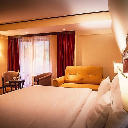 Perla Hotel Slănic-Moldova エクステリア 写真